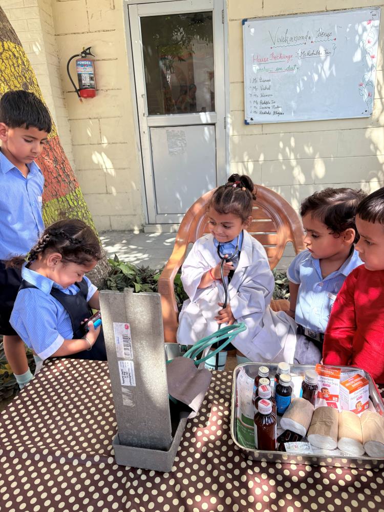 Little stars, big hearts! On Labour Day, students expressed their gratitude towards all workers through activities and smiles.